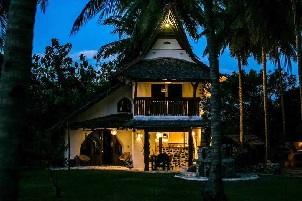 Beach-Front Sumbawa Surf House Lemonga Eksteriør billede