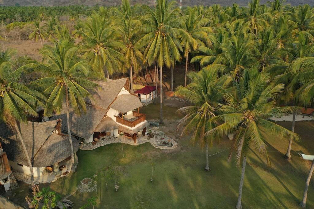 Beach-Front Sumbawa Surf House Lemonga Eksteriør billede