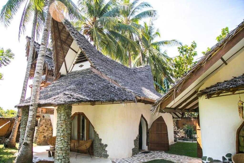 Beach-Front Sumbawa Surf House Lemonga Eksteriør billede