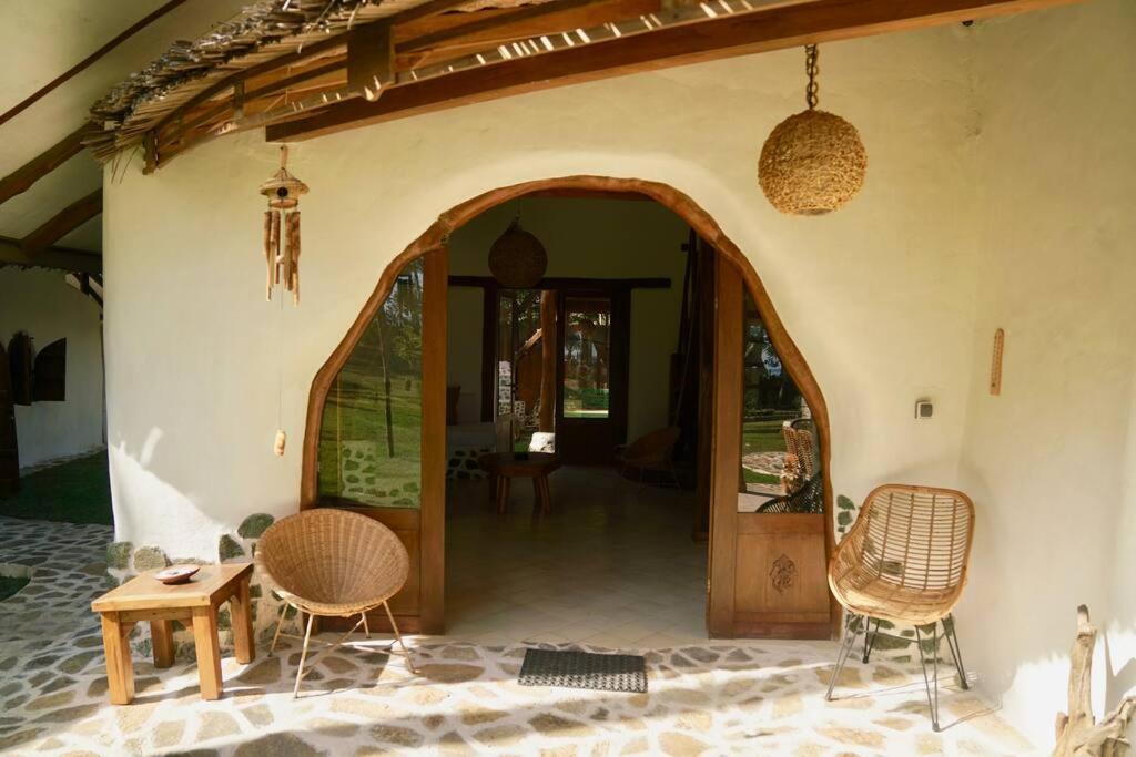Beach-Front Sumbawa Surf House Lemonga Eksteriør billede