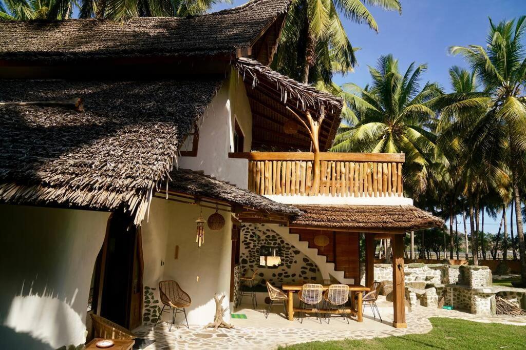Beach-Front Sumbawa Surf House Lemonga Eksteriør billede