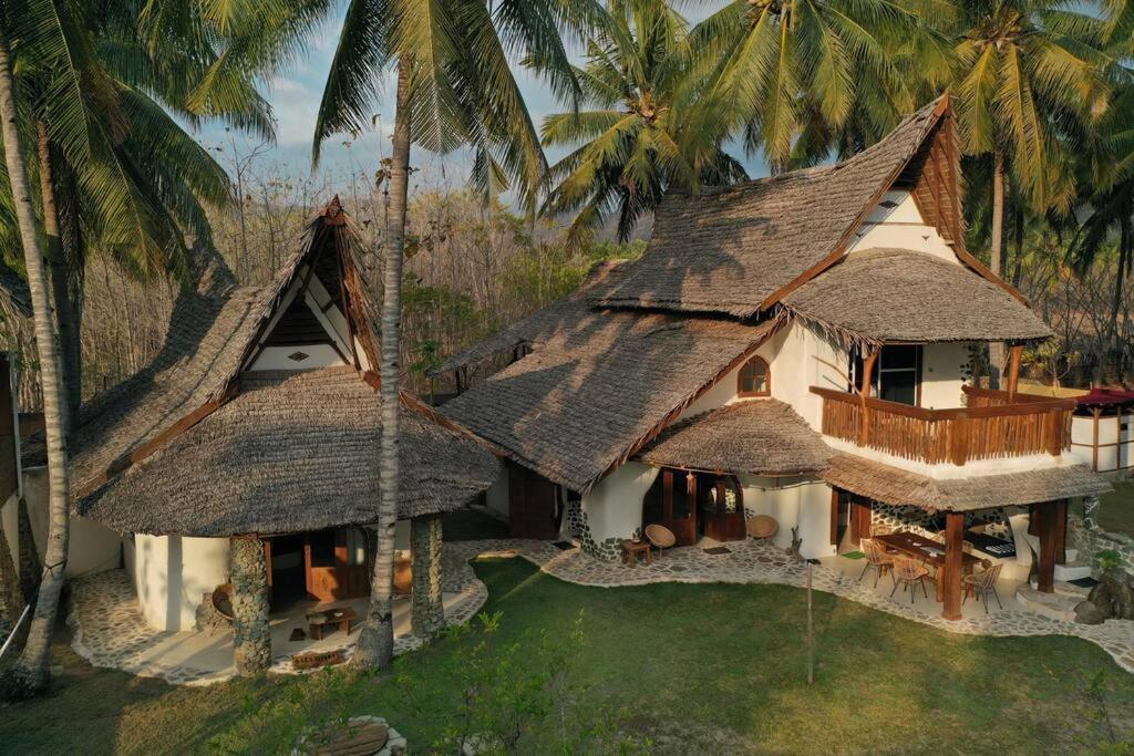 Beach-Front Sumbawa Surf House Lemonga Eksteriør billede